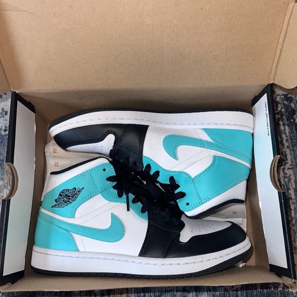 Jordan 1 Mid Tropical Twist Igloo